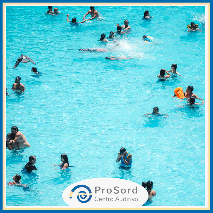 Personas disfrutando de un día de piscina